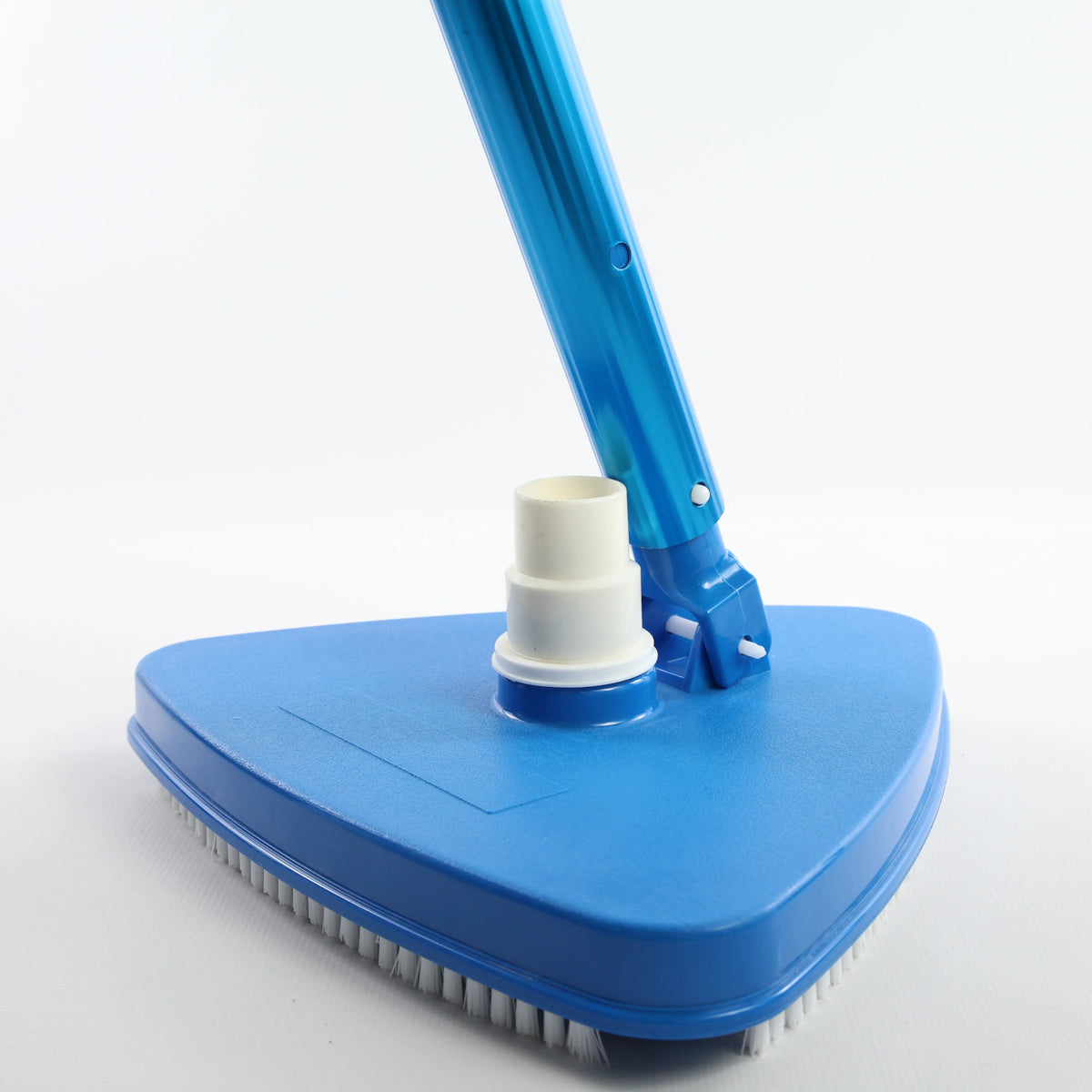 Щітка підводного пилососа трикутна (УПласт) — щітку приєднано до штанги й показано під кутом